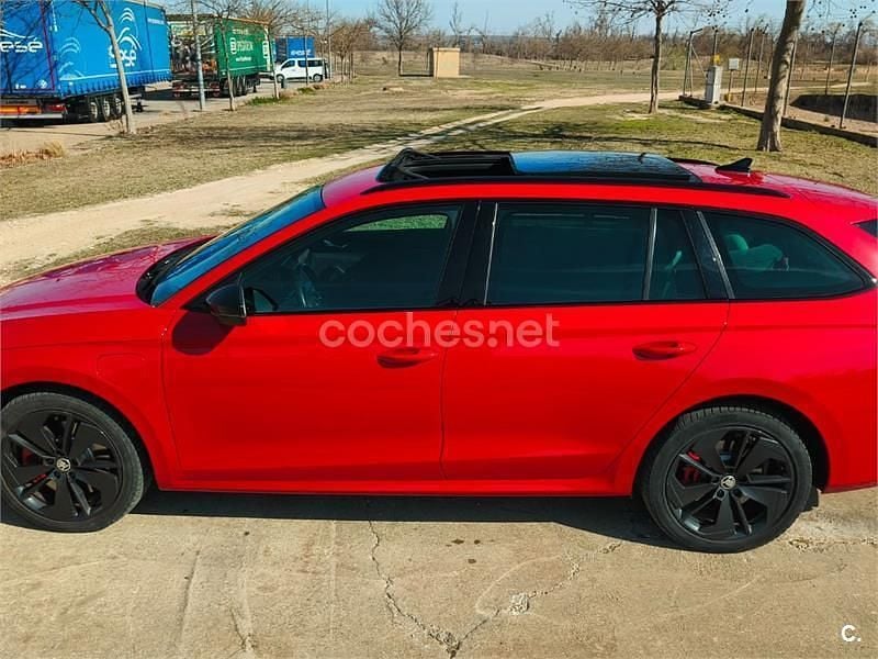 Usado Skoda Octavia RS 245 CV (180 kW) 2022 Rojo Familiar