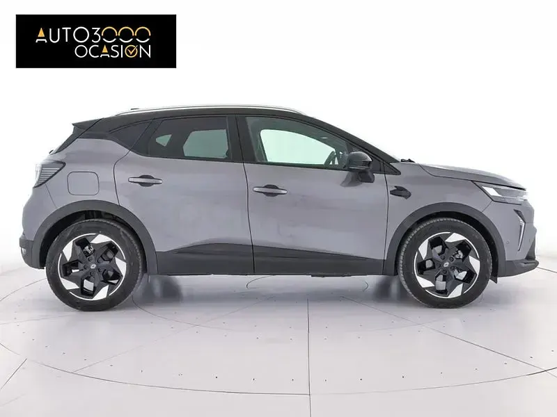 Usado Renault Captur Techno 100 CV (73 kW) 2025 Gris / plata SUV