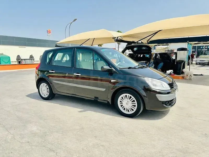 Usado Renault Scénic Dynamique 105 CV (77 kW) 2008 Negro Monovolumen