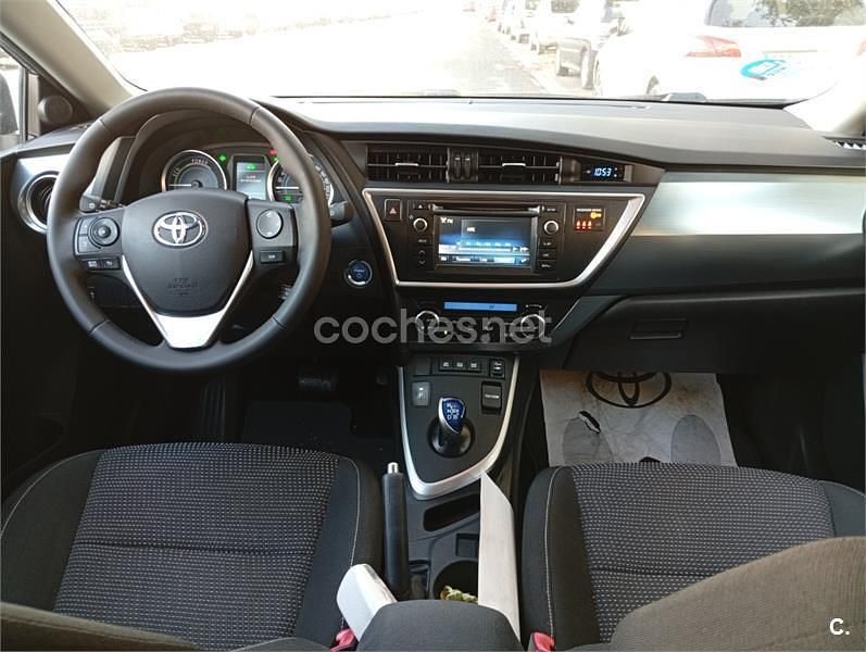 Usado Toyota Auris Hybrid Advance 136 CV (100 kW) 2014 Gris / plata Familiar