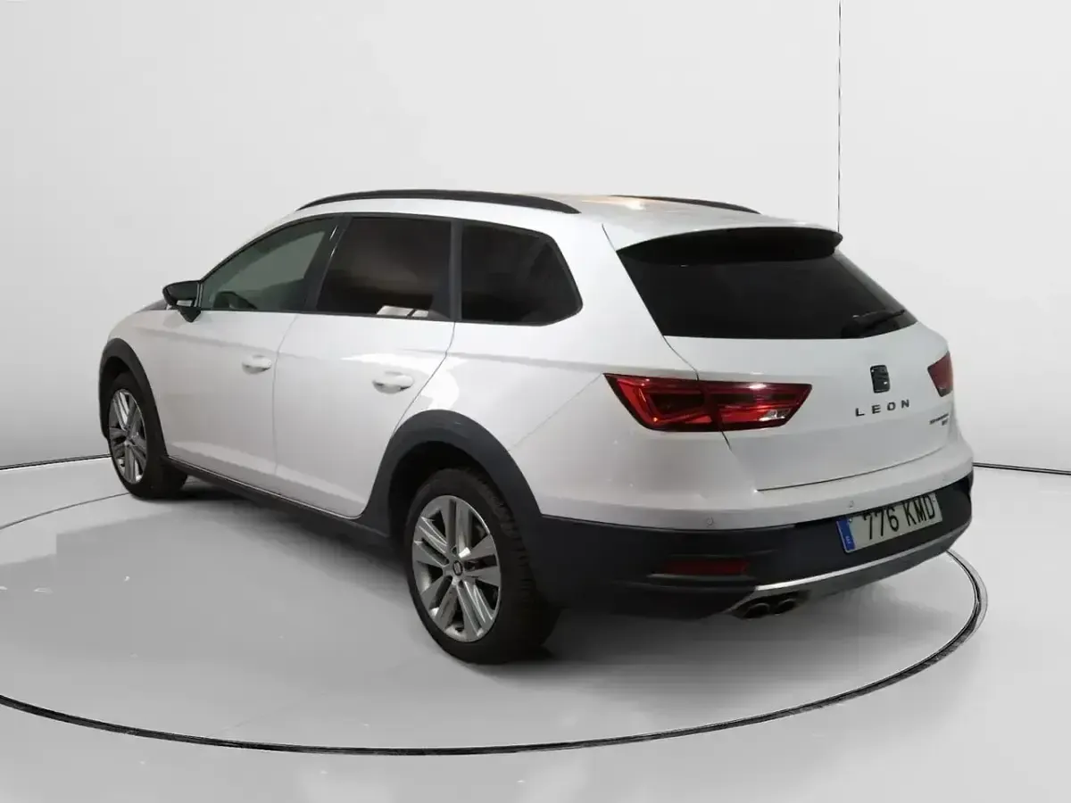 Usado Seat Leon 4Drive 150 CV (110 kW) 2018 Blanco Familiar