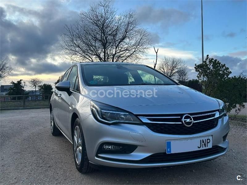Usado Opel Astra Selective 110 CV (80 kW) 2016 Gris / plata Berlina