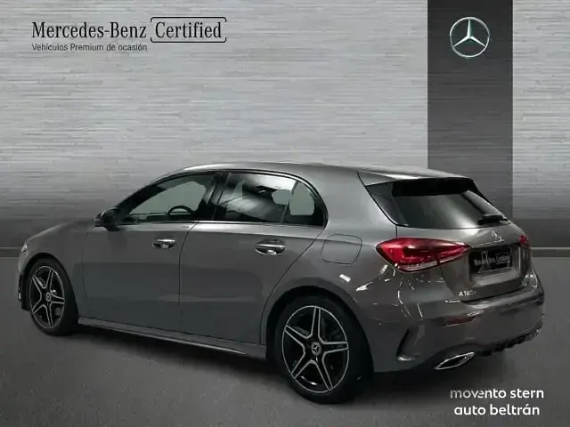 Usado Mercedes A180 AMG line 116 CV (85 kW) 2022 Gris Berlina