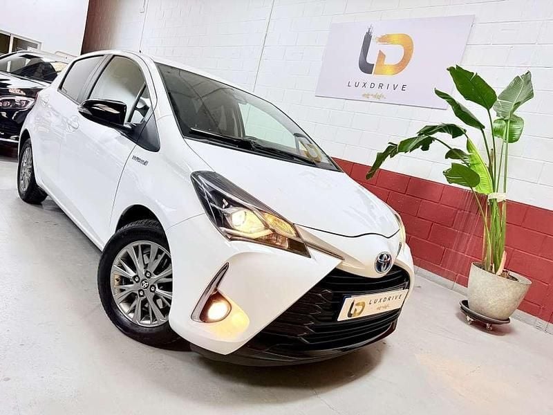 Usado Toyota Yaris Hybrid Active 100 CV (73 kW) 2020 Blanco Utilitario