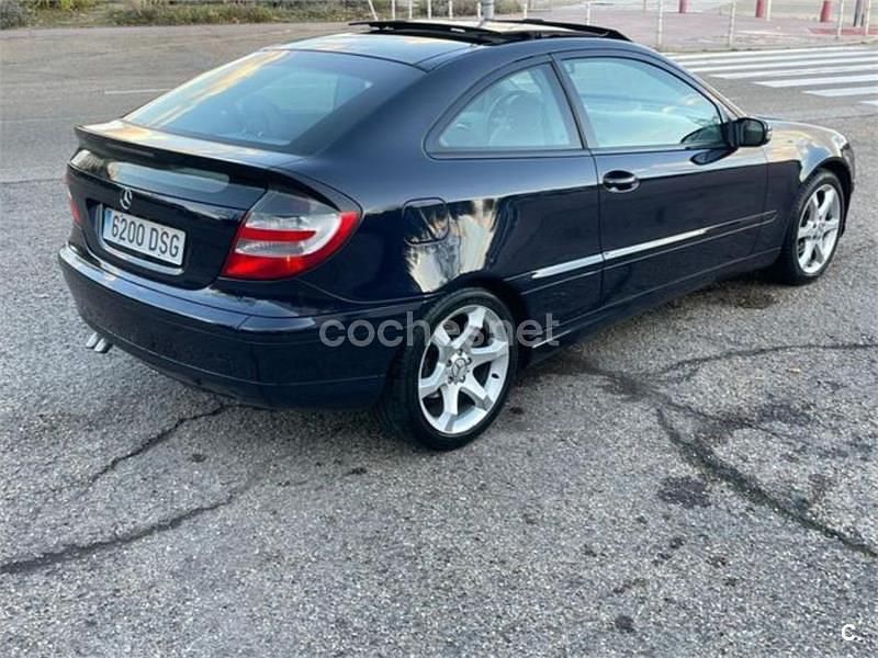 Usado Mercedes C220 143 CV (105 kW) 2004 Azul Berlina