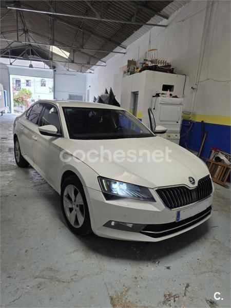 Blanco Usado 2016 Skoda Superb Ambition Berlina | 10.700 € - Imagen 1/4