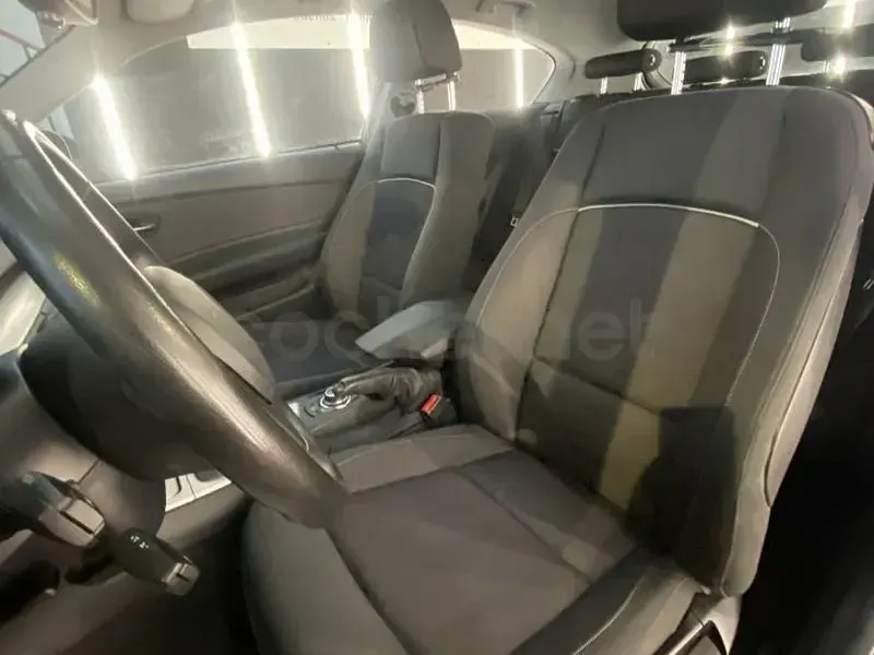 Usado BMW 118 Comfort Edition 143 CV (105 kW) 2012 Gris / plata Utilitario