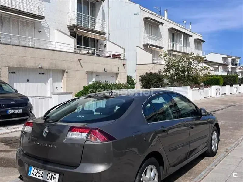 Begagnad Renault Laguna III Dynamique 130 HK (95 kW) 2010 Grå Sedan