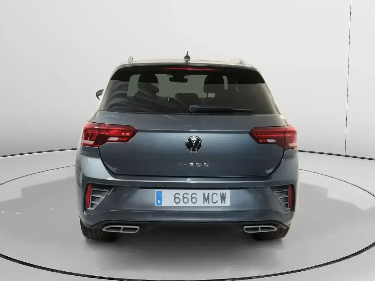 Usado VW T-Roc R-line 150 CV (110 kW) 2022 Gris / plata SUV
