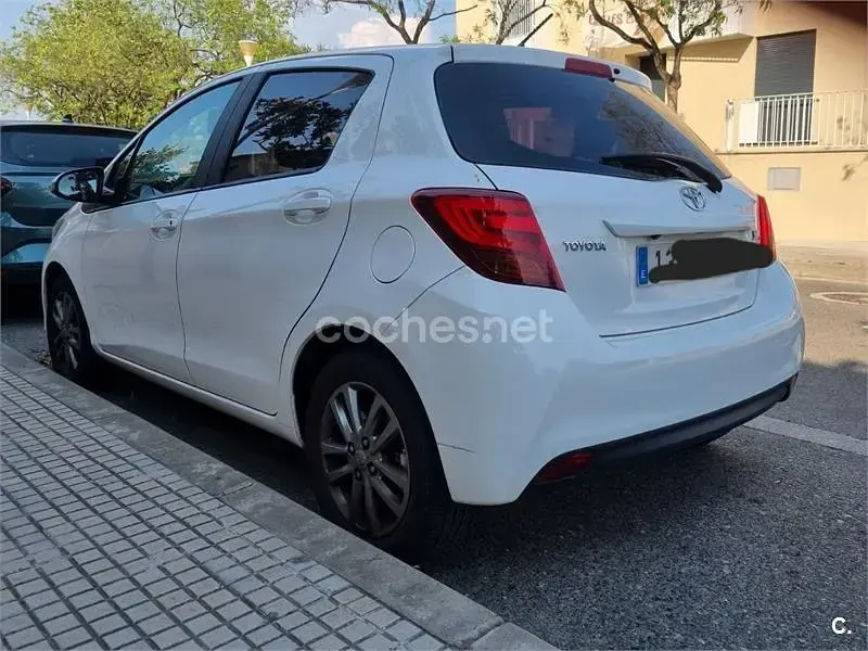 Usado Toyota Yaris Active 90 CV (66 kW) 2015 Blanco Utilitario