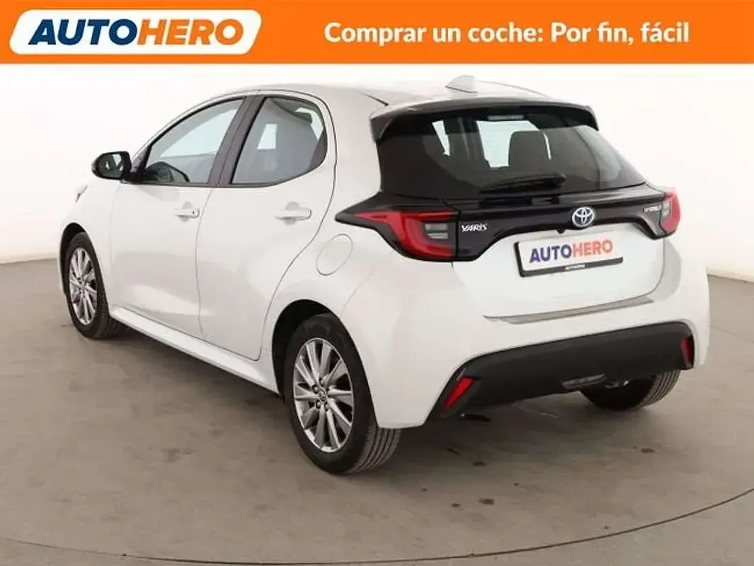 Usado Toyota Yaris Hybrid Active 116 CV (85 kW) 2022 Blanco Berlina