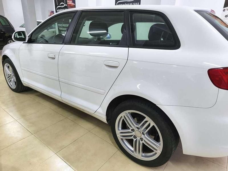 Usado Audi A3 Sportback Attraction 105 CV (77 kW) 2010 Blanco Utilitario