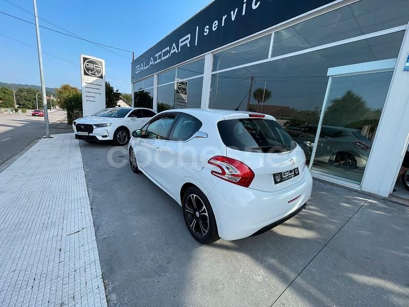 Usado Peugeot 208 Active 92 CV (67 kW) 2012 Blanco Utilitario