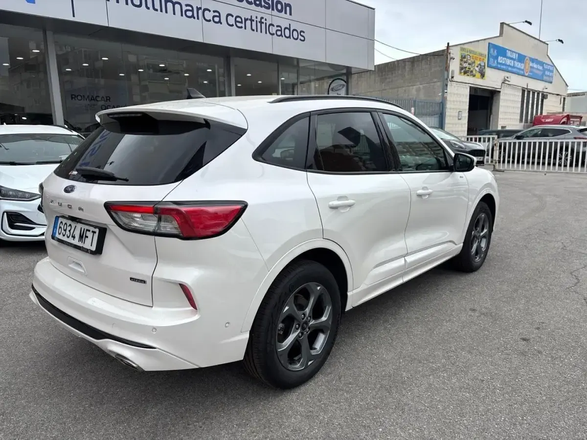 Usado Ford Kuga ST-Line 225 CV (165 kW) 2023 Blanco platino (especial) SUV