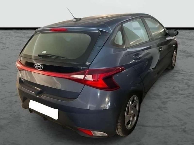 Usado Hyundai i20 84 CV (61 kW) 2022 Gris Utilitario