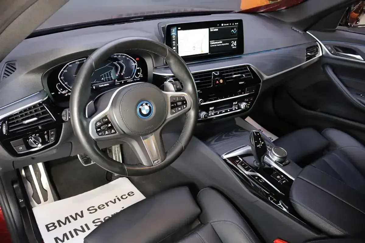 Usado BMW 530e M Sport 292 CV (214 kW) 2021 Granate Familiar