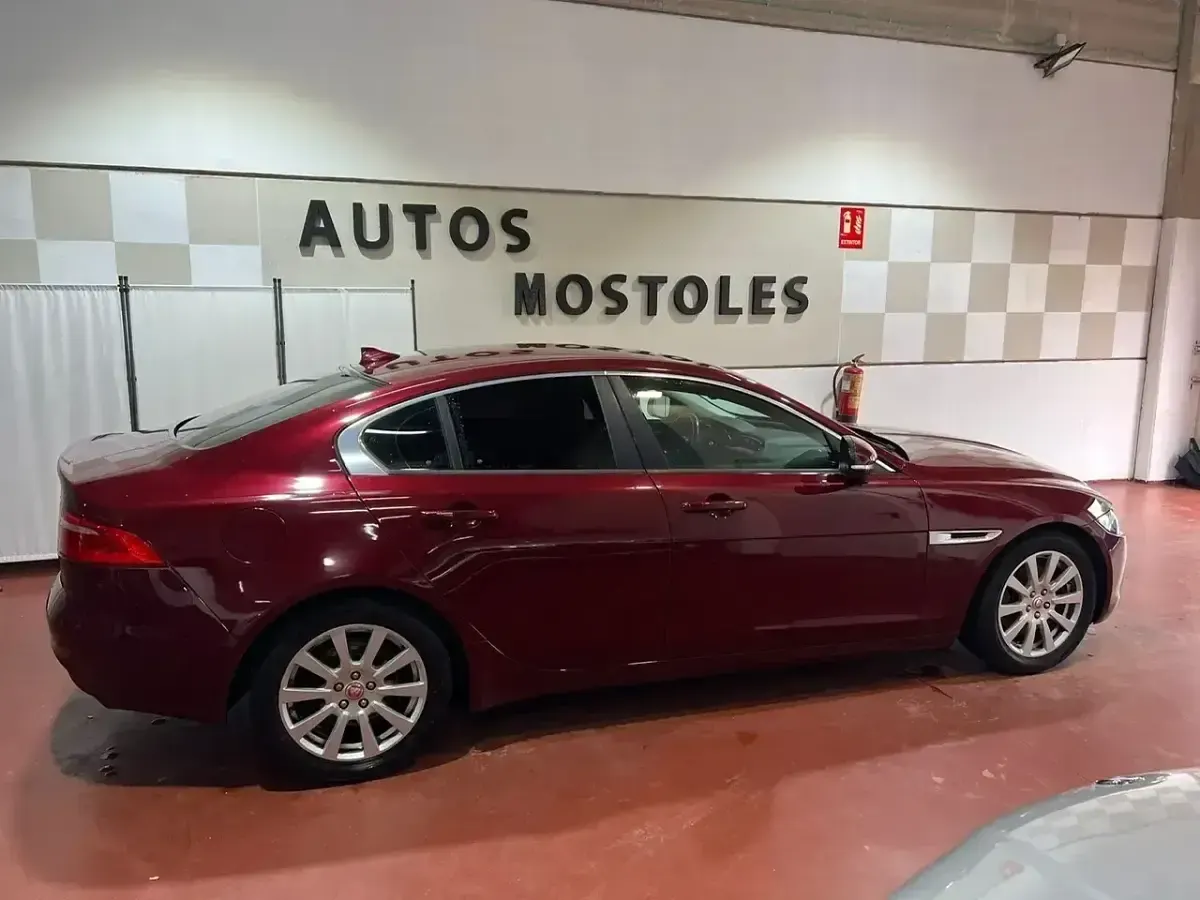 Usado Jaguar XE Pure 180 CV (132 kW) 2016 Rojo Berlina