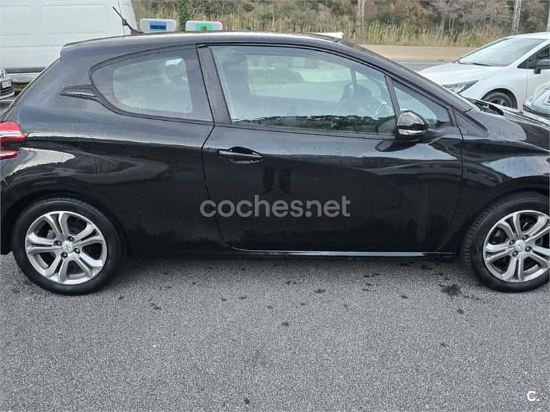 Usado Peugeot 208 Access 68 CV (50 kW) 2013 Negro Utilitario