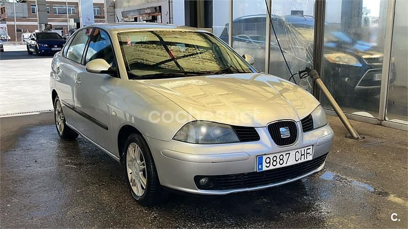Usado Seat Cordoba Stella 75 CV (55 kW) 2003 Gris / plata Berlina