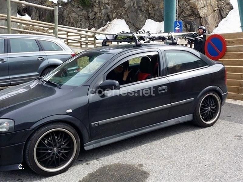 Usado Opel Astra Sportive 100 CV (73 kW) 2000 Negro Berlina