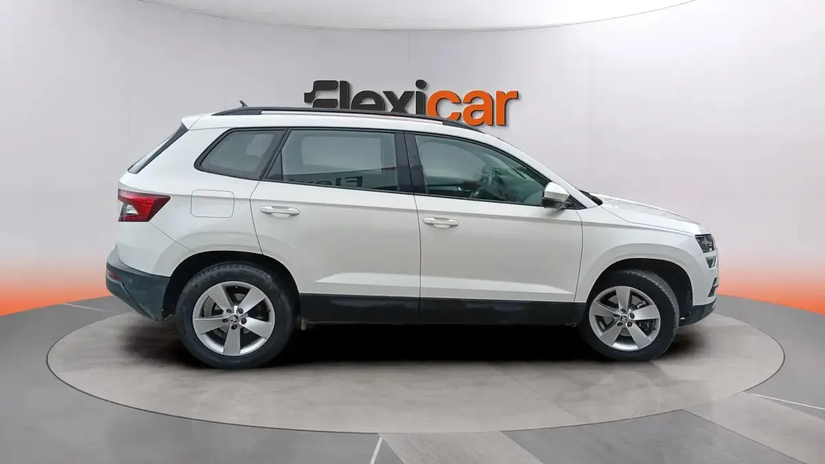 Usado Skoda Karoq Ambition 150 CV (110 kW) 2021 Blanco SUV
