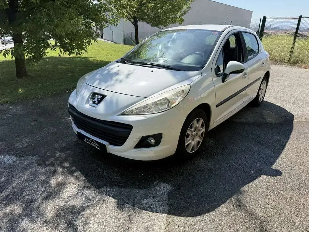 Begagnad Peugeot 207 70 HK (51 kW) 2010 Vit Halvkombi