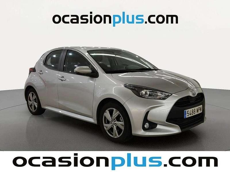 Usado Toyota Yaris Hybrid Active 116 CV (85 kW) 2024 Gris Utilitario