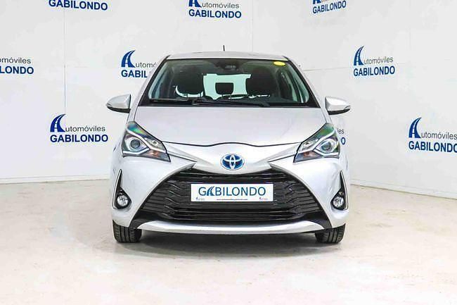 Usado Toyota Yaris Hybrid Advance 100 CV (73 kW) 2019 Gris / plata Berlina