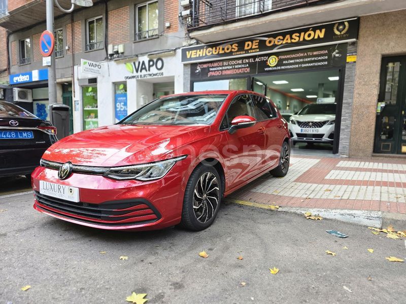 Rojo Usado 2023 VW Golf VIII Life Berlina | 26.499 € (Precio justo) - Imagen 1/4