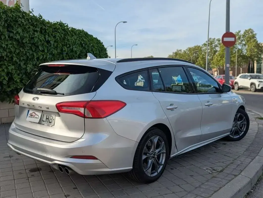 Usado Ford Focus ST-Line 120 CV (88 kW) 2020 Gris Familiar