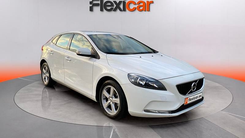 Usado Volvo V40 Momentum 120 CV (88 kW) 2018 Blanco Utilitario
