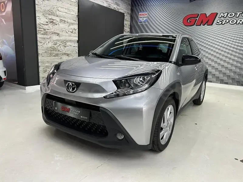 Usado Toyota Aygo X Play 72 CV (52 kW) 2022 Gris / plata SUV
