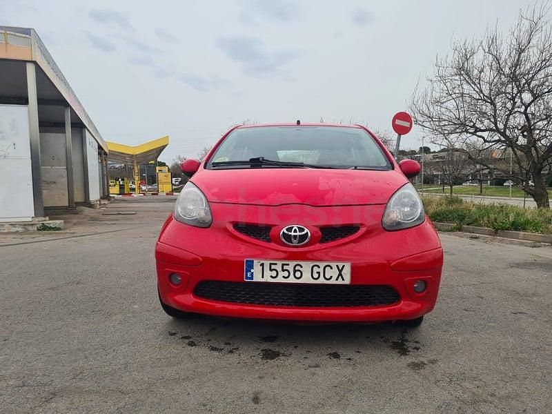 Usado Toyota Aygo 54 CV (39 kW) 2009 Rojo Utilitario
