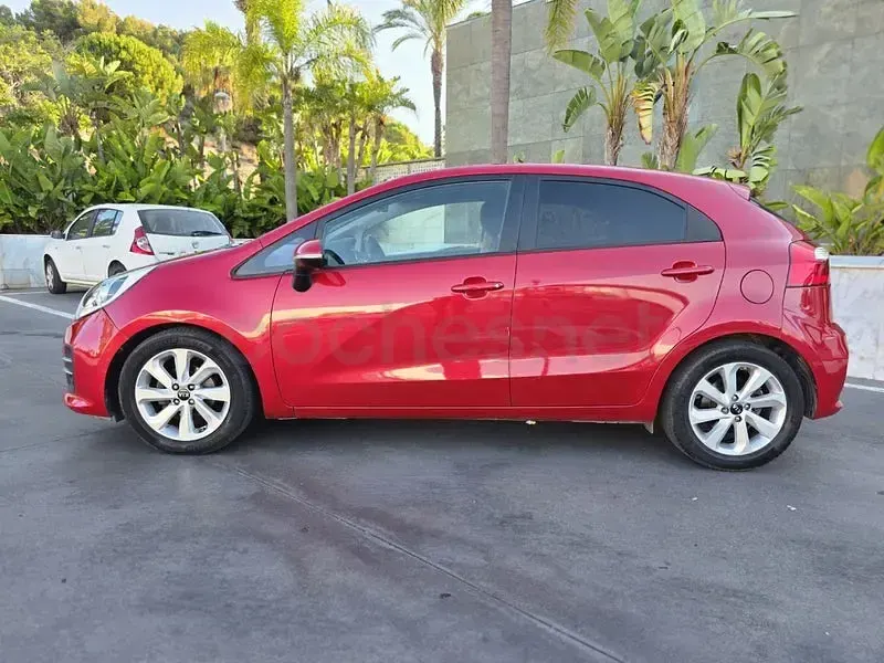 Usado Kia Rio 84 CV (61 kW) 2015 Granate Berlina