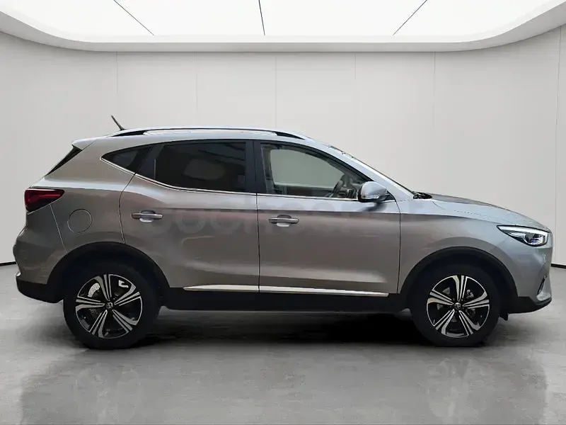 Usado MG ZS Comfort 106 CV (77 kW) 2023 Gris / plata SUV
