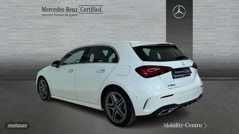 Usado Mercedes A180 AMG line 116 CV (85 kW) 2024 Blanco polar Berlina