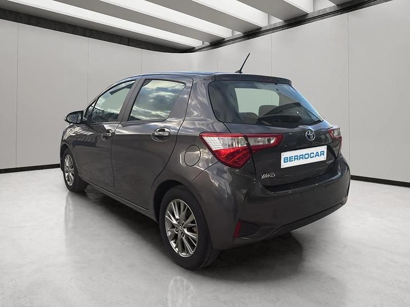 Usado Toyota Yaris Hybrid Active 100 CV (73 kW) 2018 Gris
