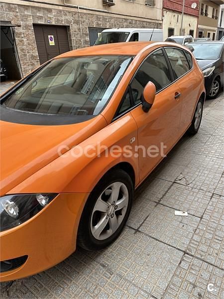 Usado Seat Leon Sport 105 CV (77 kW) 2008 Naranja Utilitario