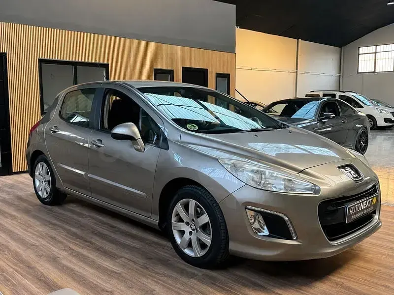 Usado Peugeot 308 Active 115 CV (84 kW) 2013 Beige Berlina