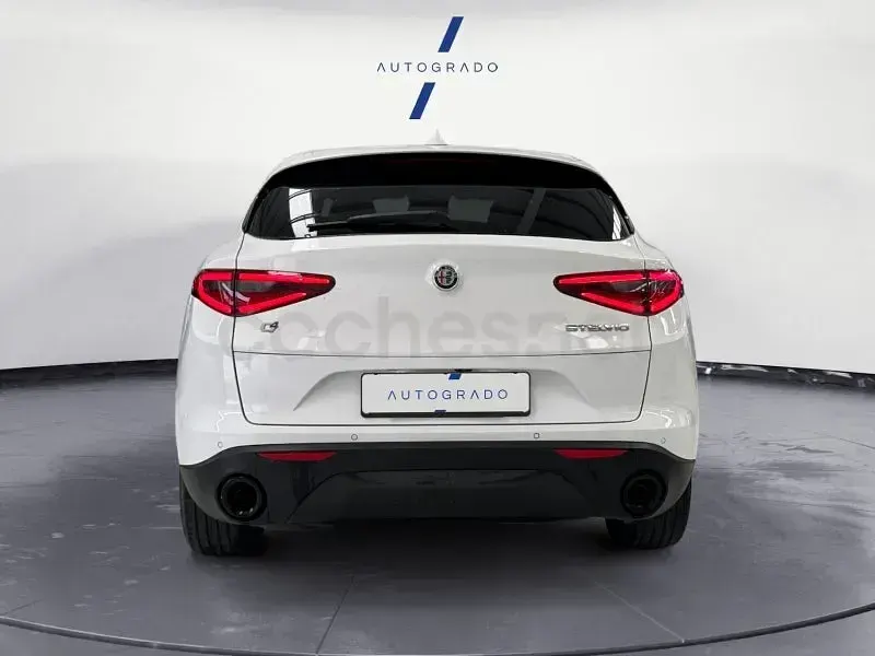Usado Alfa Romeo Stelvio Sprint 190 CV (139 kW) 2022 Blanco SUV