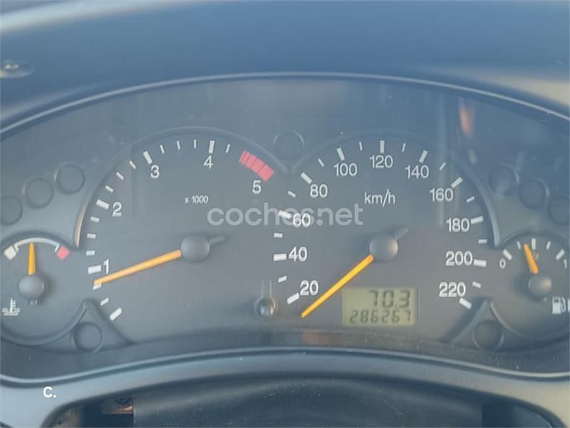 Usado Ford Focus Ghia 115 CV (84 kW) 2004 Azul Berlina