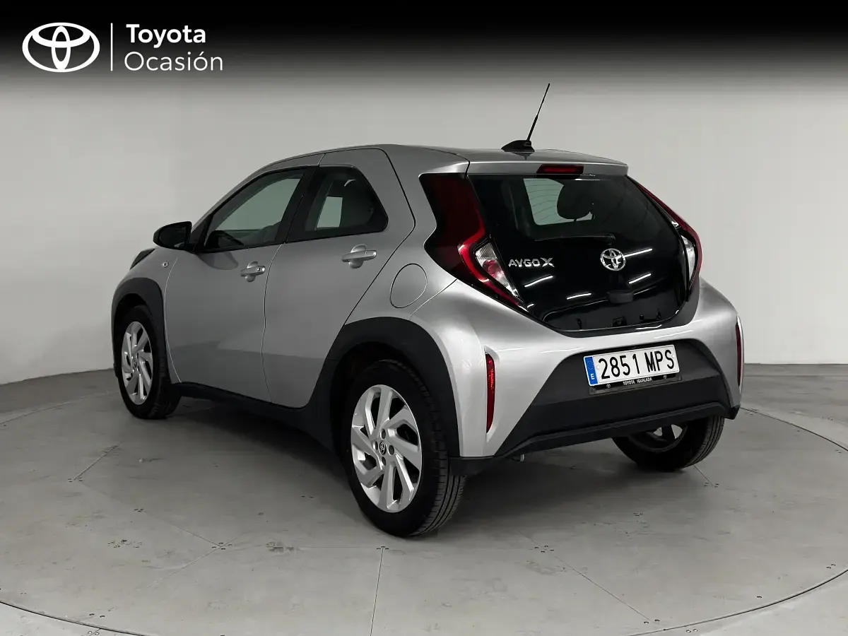 Usado Toyota Aygo X Play 72 CV (52 kW) 2024 Gris / plata SUV