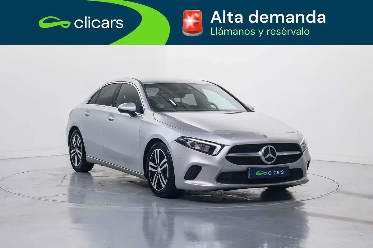 Usado Mercedes A180 116 CV (85 kW) 2022 Plateado Berlina