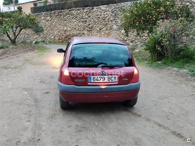 Usado Renault Clio II 60 CV (44 kW) 2000 Granate Berlina
