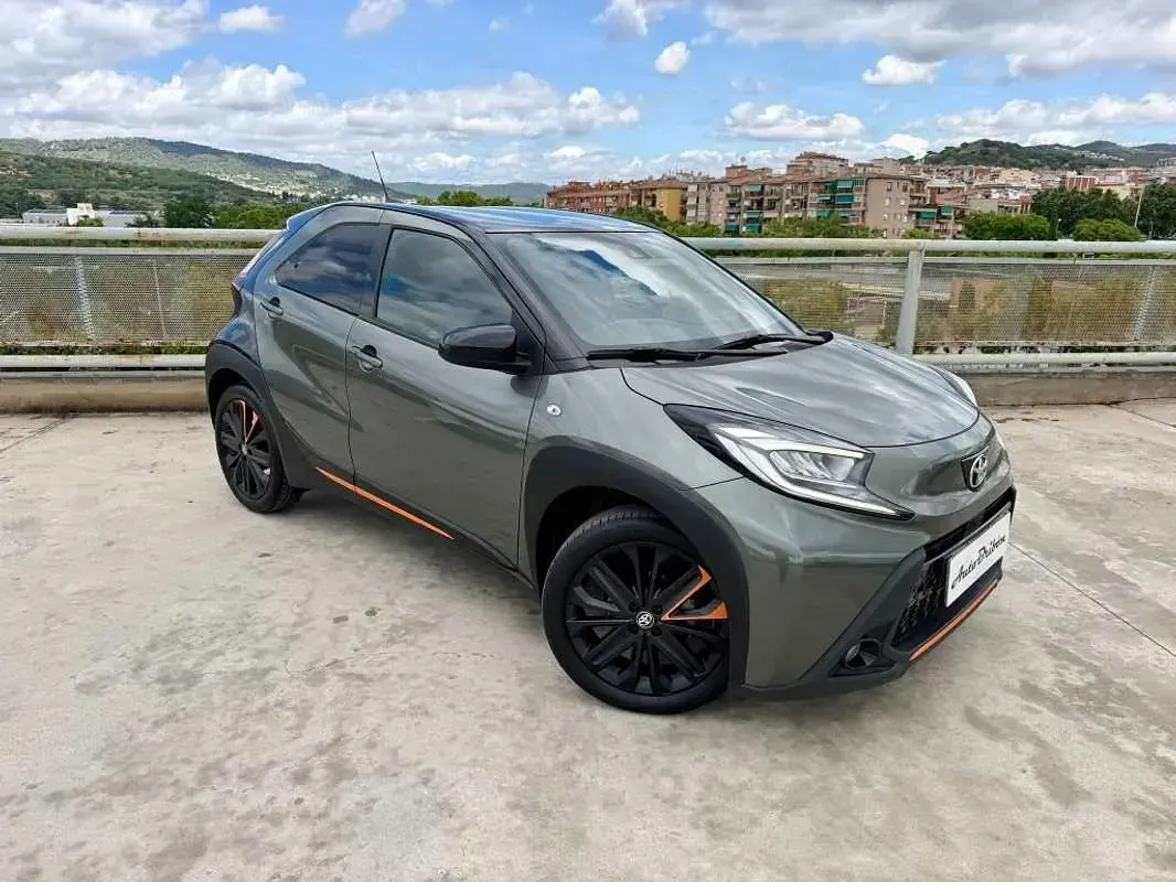 Usado Toyota Aygo X X-play 72 CV (52 kW) 2022 Gris SUV