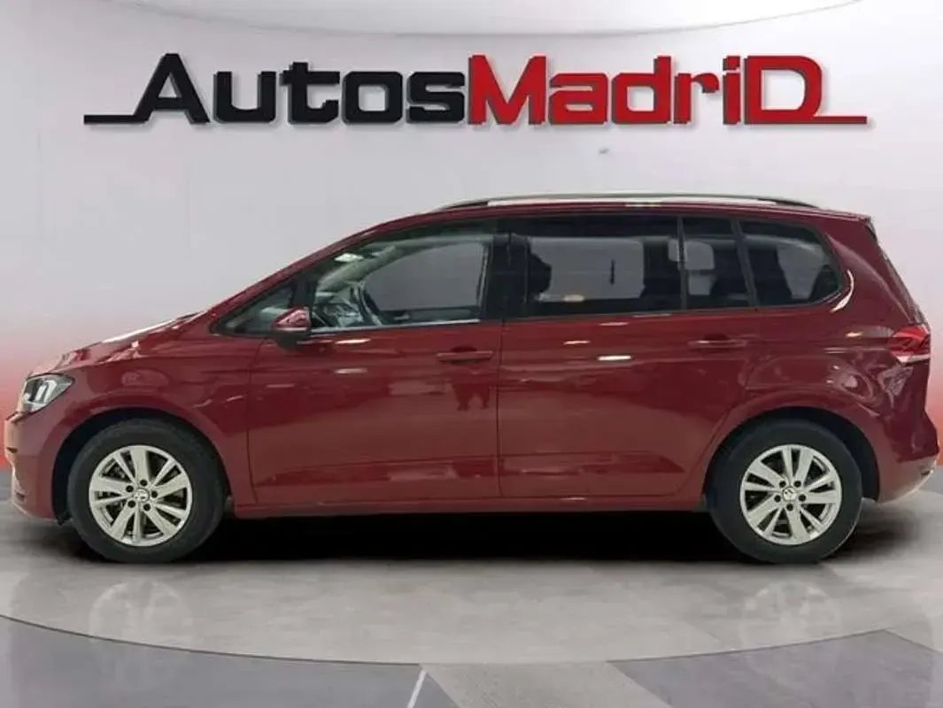 Usado VW Touran Advance 150 CV (110 kW) 2021 Rojo Monovolumen