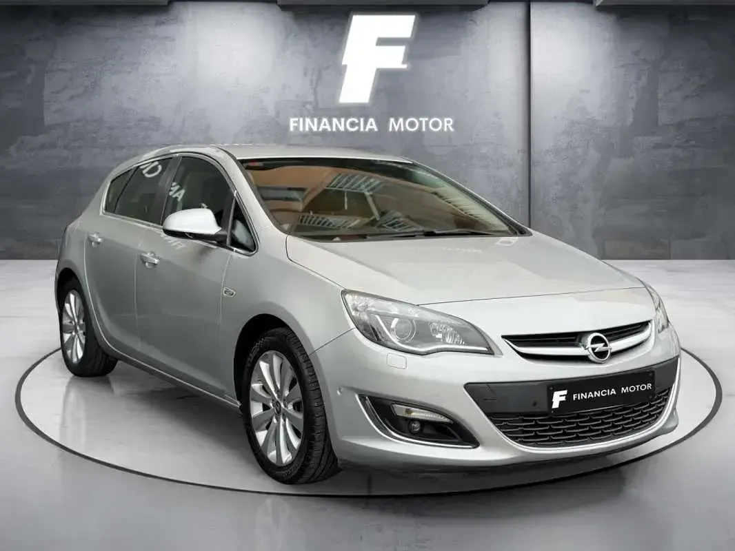 Usado Opel Astra Selective 140 CV (102 kW) 2014 Gris / plata Utilitario