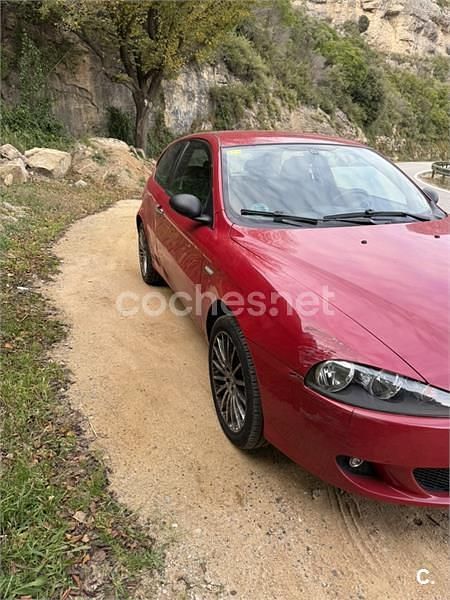 Usado Alfa Romeo 147 105 CV (77 kW) 2006 Rojo Utilitario