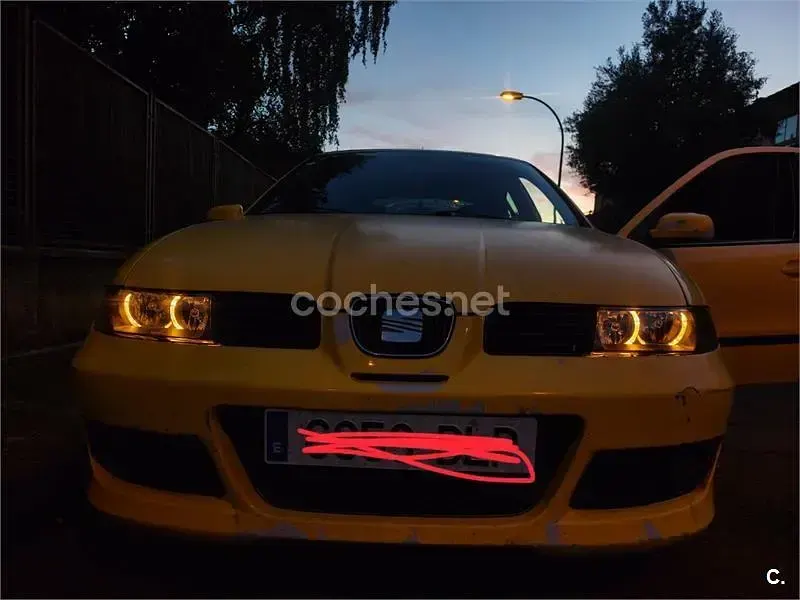 Begagnad Seat Leon Sport 105 HK (77 kW) 2005 Gul Halvkombi