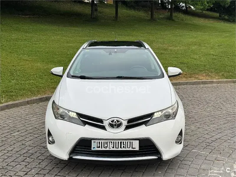 Usado Toyota Auris Active 132 CV (97 kW) 2014 Blanco Familiar